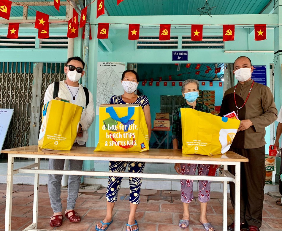 Trao quà đến gia đình khó khăn Trao quà đến gia đình khó khăn