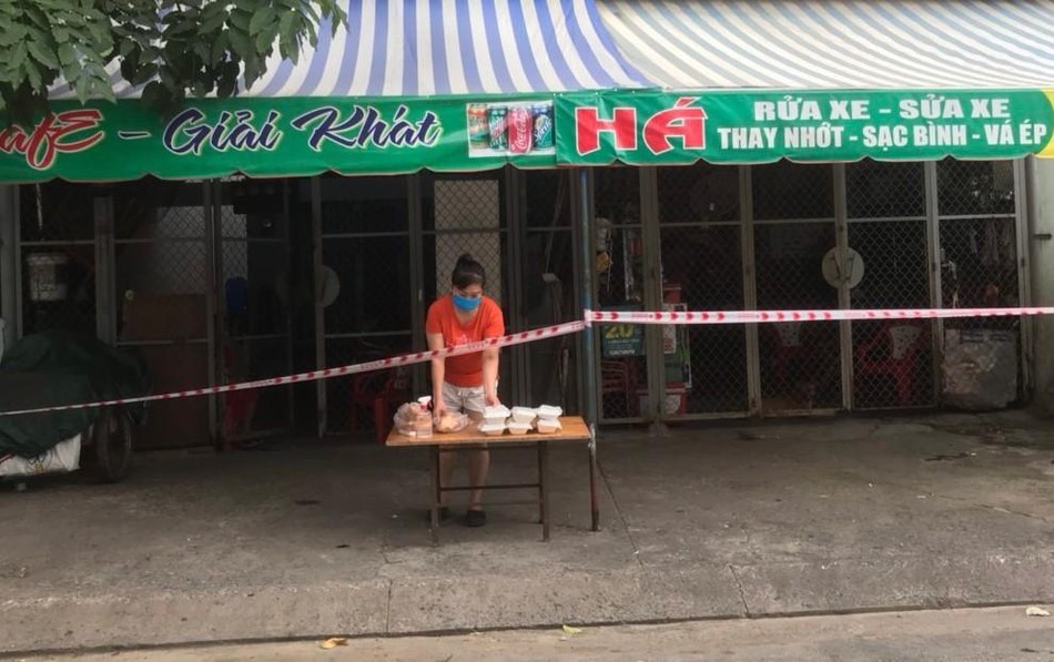 Những suất cơm chay của chùa Vạn Liên được trao đến khu vực cách ly Những suất cơm chay của chùa Vạn Liên được trao đến khu vực cách ly