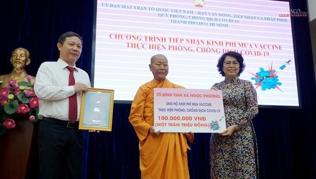 Ni sư Thích nữ Tín Liên, đại diện tịnh xá Ngọc Phương ủng hộ quỹ phòng chống Covid-19 - Ảnh: H.Diệu Ni sư Thích nữ Tín Liên, đại diện tịnh xá Ngọc Phương ủng hộ quỹ phòng chống Covid-19 - Ảnh: H.Diệu