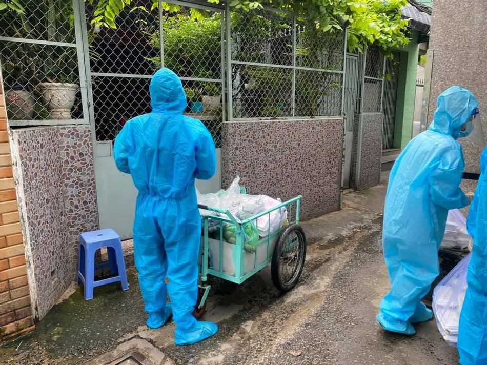 Các tình nguyện viện tặng cơm đến những gia đình đang cách ly Các tình nguyện viện tặng cơm đến những gia đình đang cách ly