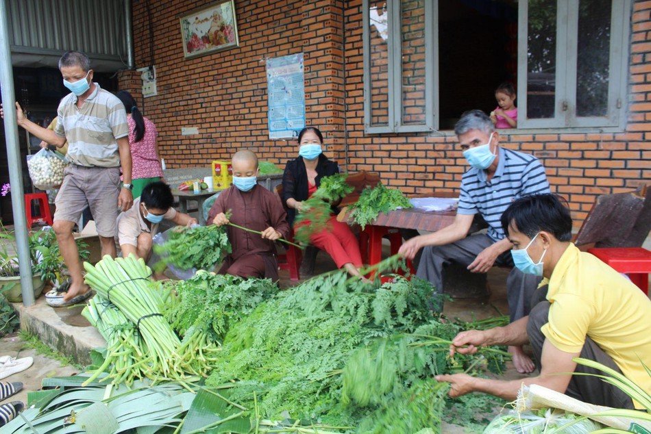 Chuẩn bị rau củ quả gởi đến người dân vùng cách ly TP.HCM