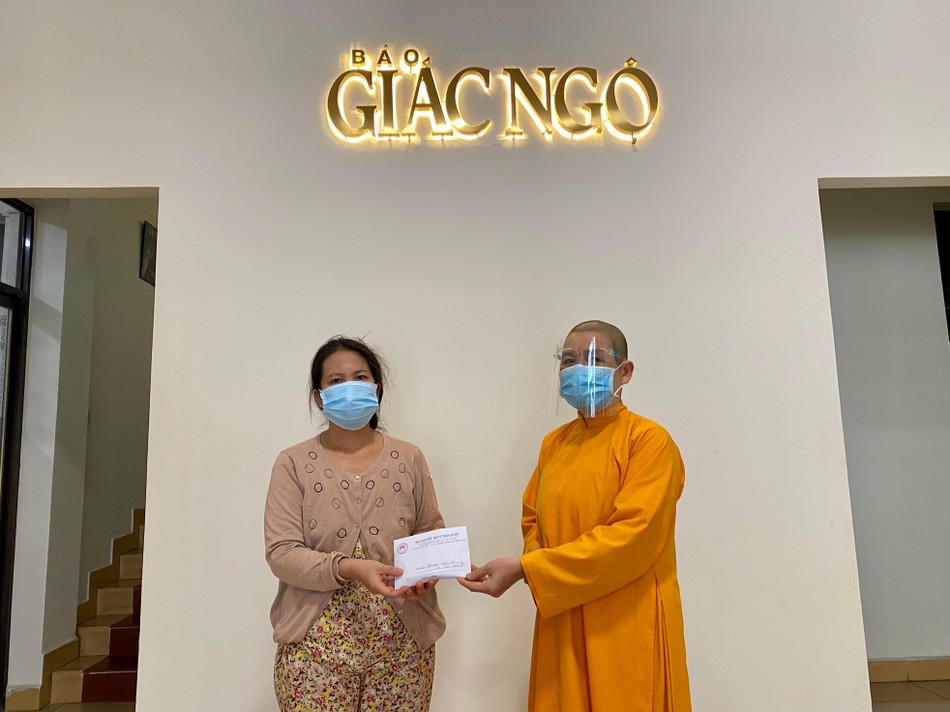 Ni sư Thích nữ Thông Liên trao tiền của bạn đọc đến bệnh nhân khó khăn - Ảnh: M.Tuyền Ni sư Thích nữ Thông Liên trao tiền của bạn đọc đến bệnh nhân khó khăn - Ảnh: M.Tuyền