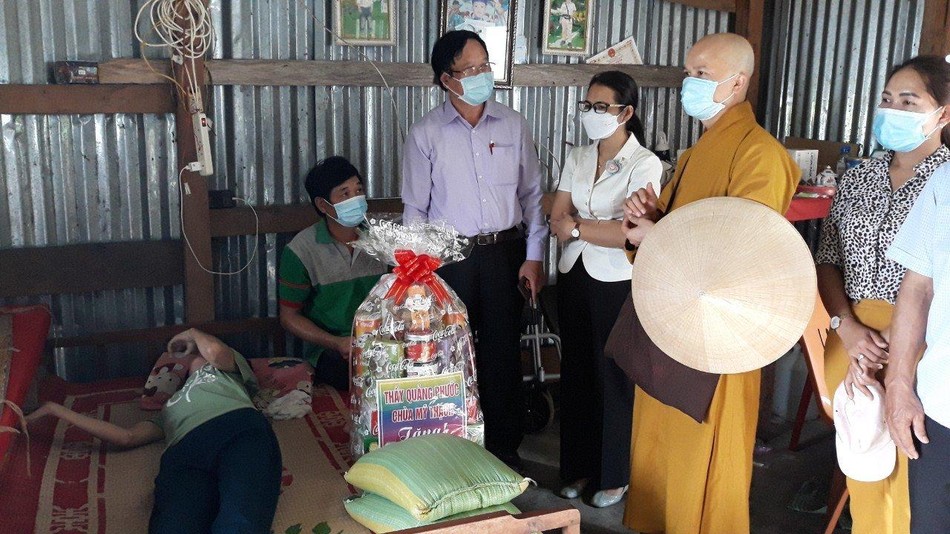 Trao quà đến những hoàn cảnh đặc biệt khó khăn, bệnh tật Trao quà đến những hoàn cảnh đặc biệt khó khăn, bệnh tật