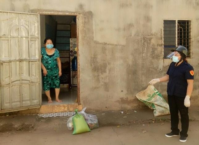Những phần quà được trao đến người dân Những phần quà được trao đến người dân