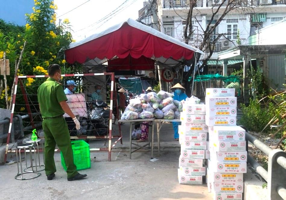 Quà được chuyển đến khu phong tỏa tặng đến bà con khó khăn Quà được chuyển đến khu phong tỏa tặng đến bà con khó khăn