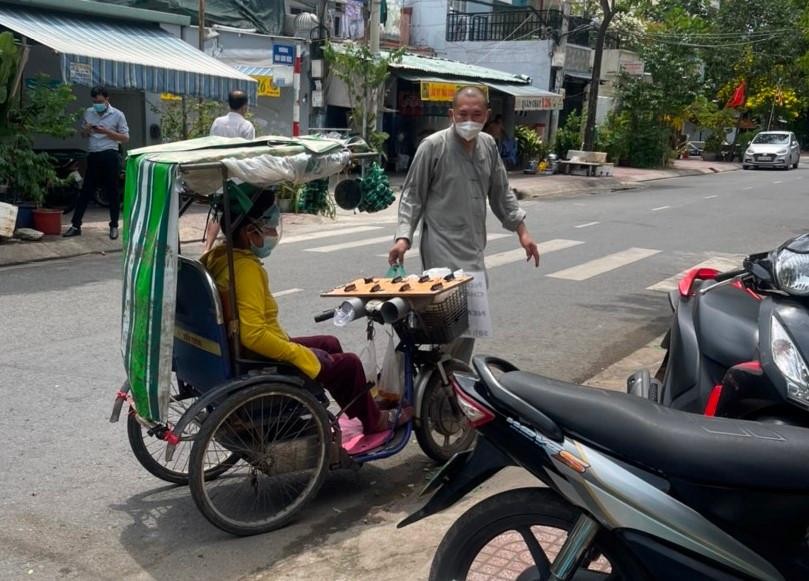 Tặng suất cơm đến người bán vé số Tặng suất cơm đến người bán vé số