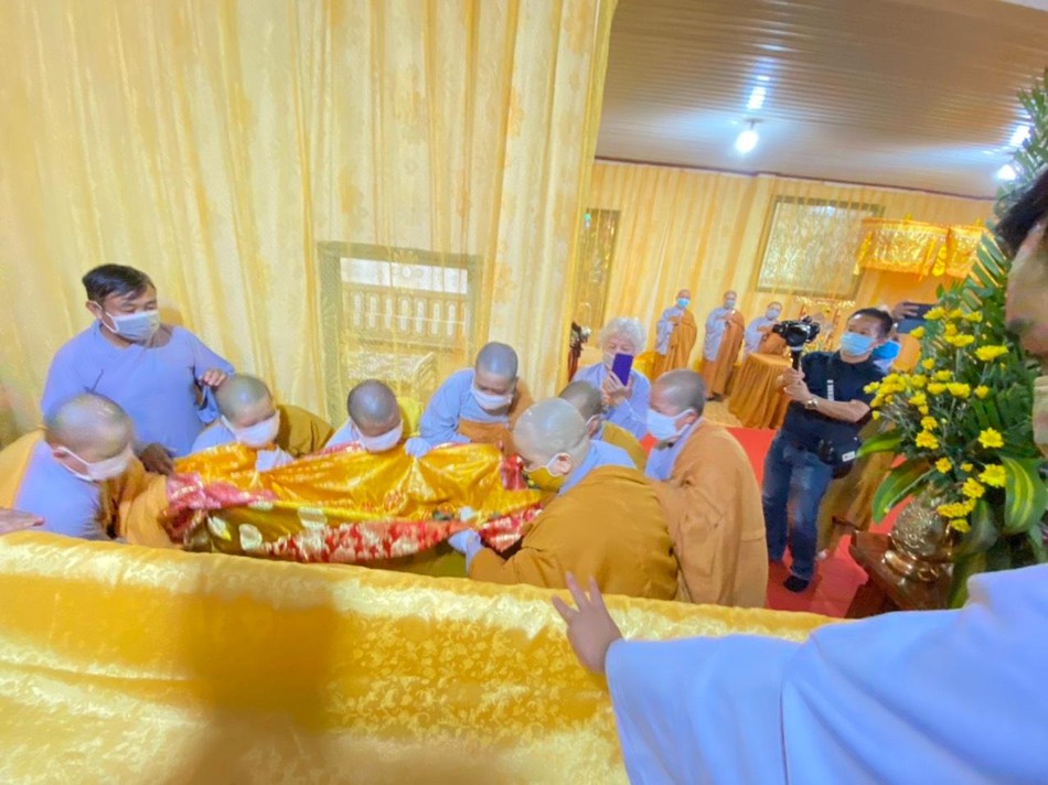 Cung thỉnh nhục thân Ni trưởng nhập kim quan Cung thỉnh nhục thân Ni trưởng nhập kim quan