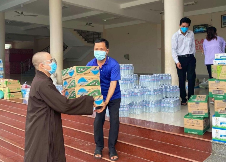 Tặng 300 phần quà đến bà con khó khăn tại huyện Ba Tri, tỉnh Bến Tre Tặng 300 phần quà đến bà con khó khăn tại huyện Ba Tri, tỉnh Bến Tre