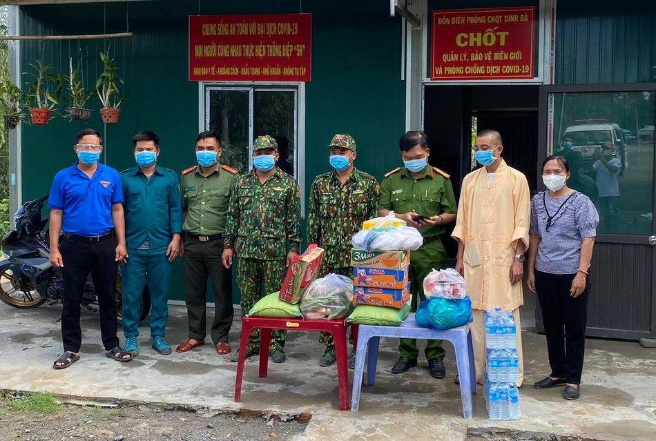 Đại đức Thích Chơn Trí tặng quà ở chốt kiểm dịch phòng Covid-19