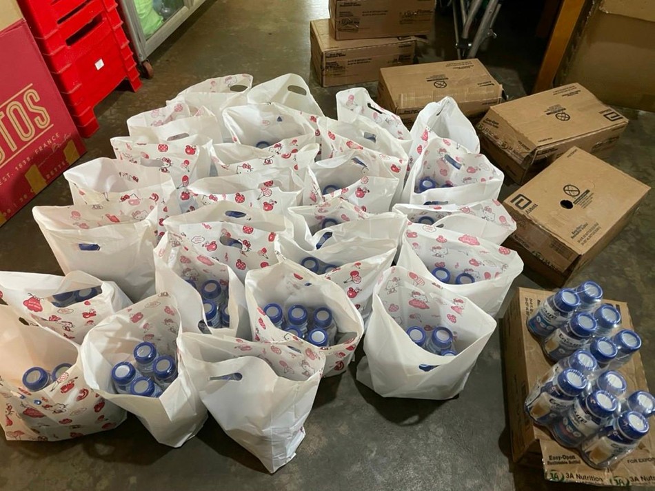 Quà tặng gởi đến y bác sĩ Bệnh viện Dã chiến Dầu Giây - Ảnh: T.Q