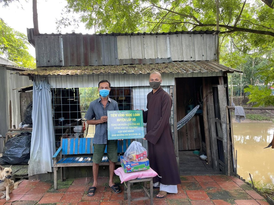 Đại đức Thích Minh Phước trao quà đến bà con xã Tân Phú Đại đức Thích Minh Phước trao quà đến bà con xã Tân Phú