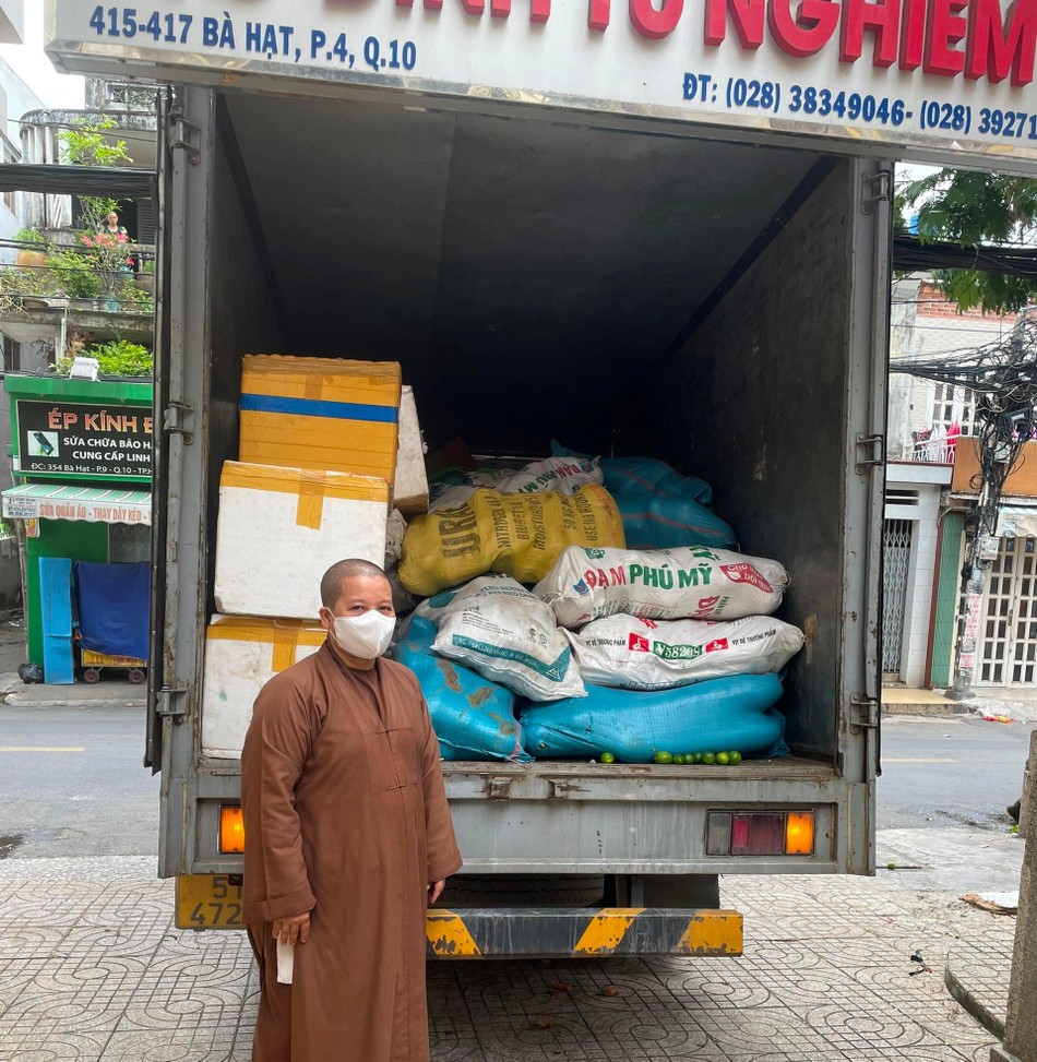 Tổ đình Từ Nghiêm vận chuyển rau củ quả đến những khu cách ly hỗ trợ gia đình nghèo Tổ đình Từ Nghiêm vận chuyển rau củ quả đến những khu cách ly hỗ trợ gia đình nghèo