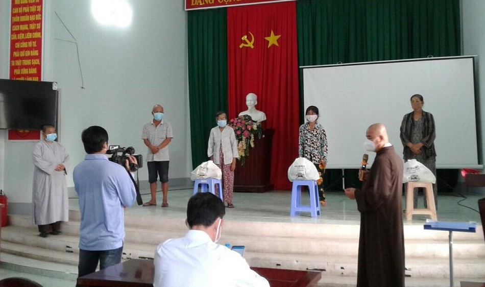 Trao quà đến hộ nghèo bị ảnh hưởng bởi Covid-19 Trao quà đến hộ nghèo bị ảnh hưởng bởi Covid-19