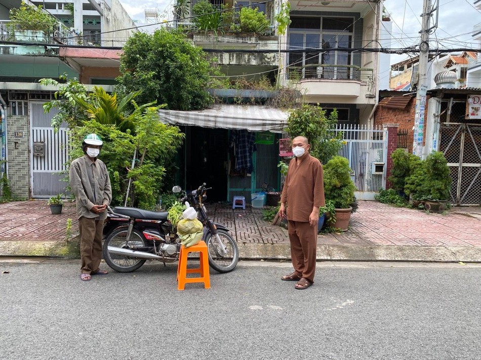 Thượng tọa Thích Lệ Trang trao quà đến những lao động khó khăn trên địa bàn phường 4, quận 8