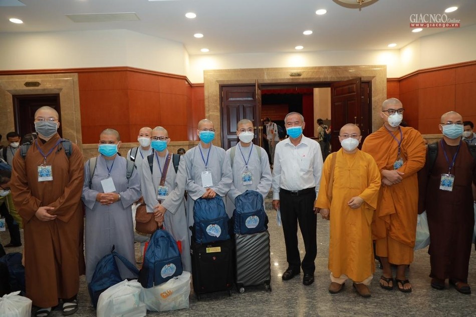 Chư Tăng Ni chờ xe chuẩn bị đến các bệnh viện để phục vụ Chư Tăng Ni chờ xe chuẩn bị đến các bệnh viện để phục vụ