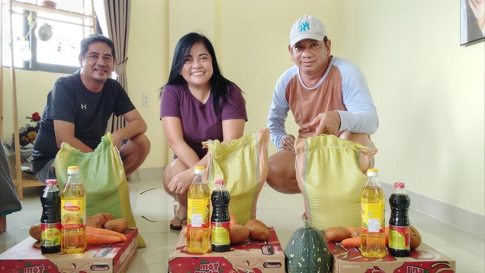 Các lao động nước ngoài bị kẹt lại TP.Nha Trang được hỗ trợ từ Ban Từ thiện - xã hội Phật giáo TP.HCM - Ảnh: BTTXH TP Các lao động nước ngoài bị kẹt lại TP.Nha Trang được hỗ trợ từ Ban Từ thiện - xã hội Phật giáo TP.HCM - Ảnh: BTTXH TP