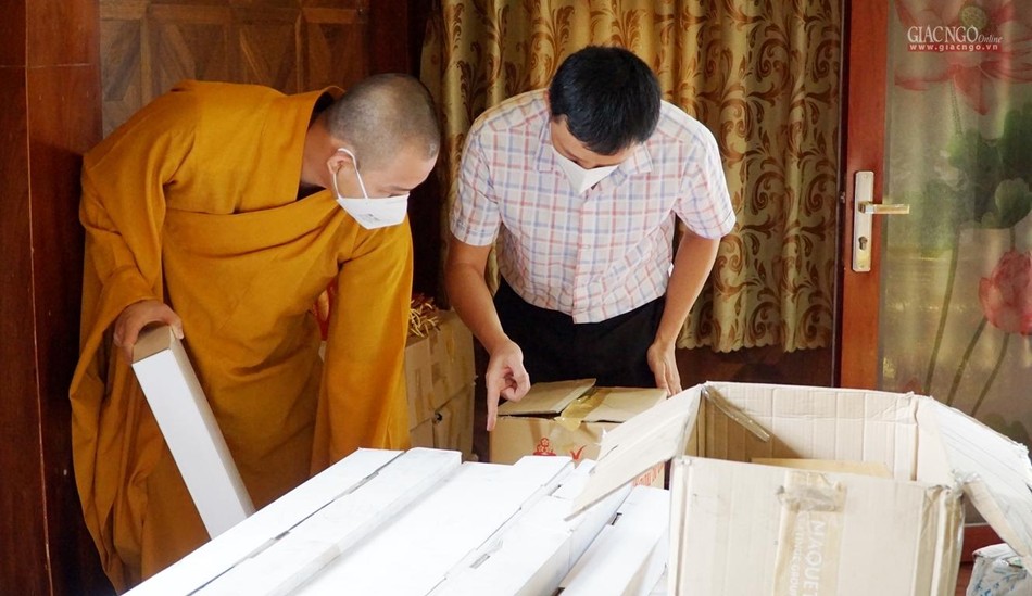 Đại diện Sở Y tế TP.HCM tiếp nhận các phụ kiện của máy thở Đại diện Sở Y tế TP.HCM tiếp nhận các phụ kiện của máy thở