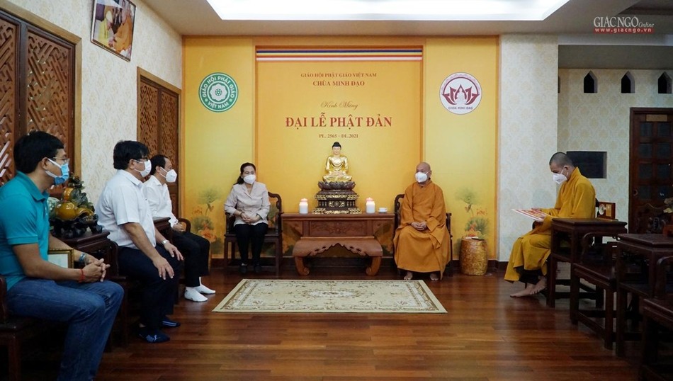 Hòa thượng Thích Thiện Nhơn tiếp thân mật bà Nguyễn Thị Lệ cùng đại diện Ủy ban MTTQVN TP, Sở Y tế TP.HCM Hòa thượng Thích Thiện Nhơn tiếp thân mật bà Nguyễn Thị Lệ cùng đại diện Ủy ban MTTQVN TP, Sở Y tế TP.HCM