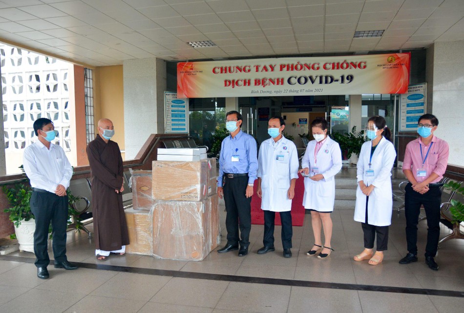 Ủy ban MTTTVN tỉnh, Sở Y tế tỉnh Bình Dương tiếp nhận máy thở từ Trung ương GHPGVN