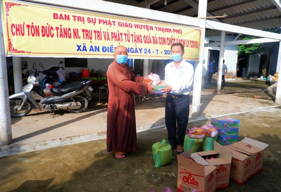 Thượng tọa Thích Thiện Hạnh trao quà đại diện đến ông Trần Văn Của tại chùa Phước Khánh Thượng tọa Thích Thiện Hạnh trao quà đại diện đến ông Trần Văn Của tại chùa Phước Khánh
