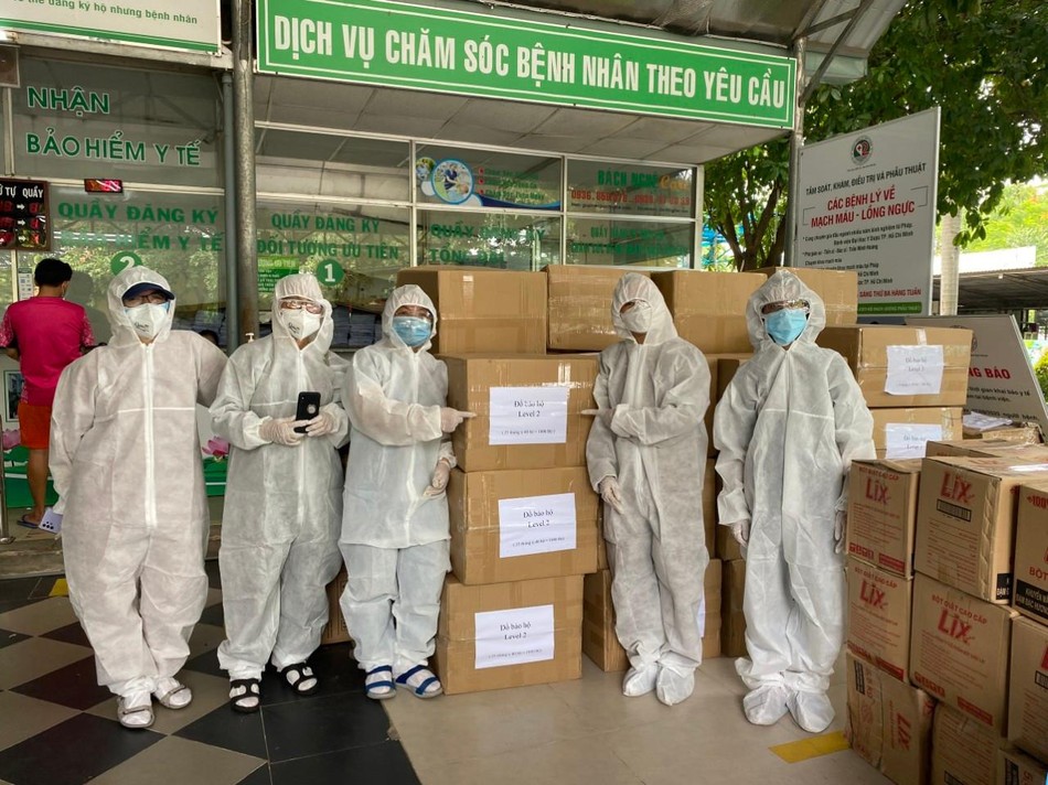 Các Sư cô Quan Âm tu viện và Phật tử vận chuyển quà tặng đến bệnh viện điều trị Covid-19 Các Sư cô Quan Âm tu viện và Phật tử vận chuyển quà tặng đến bệnh viện điều trị Covid-19