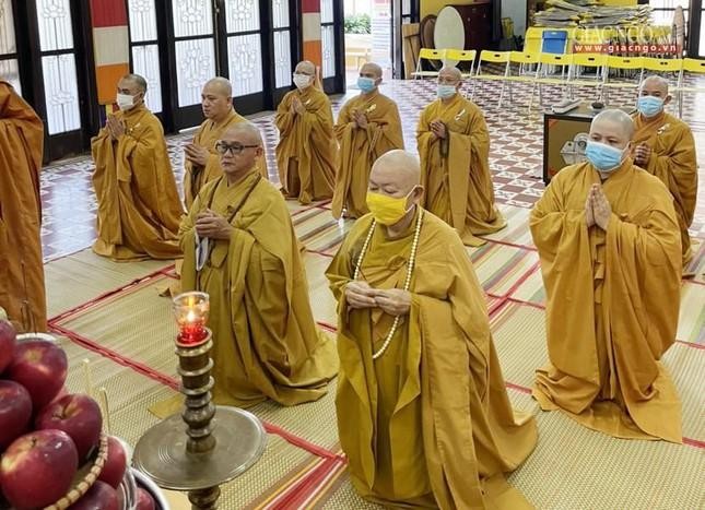 Chư tôn đức thành kính dâng hương tưởng niệm Đại lão Hòa thượng cả đời phụng sự cho Đạo pháp và Dân tộc - Ảnh: T.P.T Chư tôn đức thành kính dâng hương tưởng niệm Đại lão Hòa thượng cả đời phụng sự cho Đạo pháp và Dân tộc - Ảnh: T.P.T