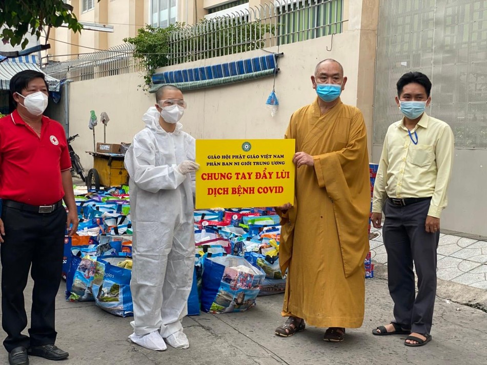 Đại diện Phân ban Ni giới Trung ương, cùng Thượng tọa Thích Huệ Công trao quà tại điểm phong tỏa trên địa bàn quận 8 Đại diện Phân ban Ni giới Trung ương, cùng Thượng tọa Thích Huệ Công trao quà tại điểm phong tỏa trên địa bàn quận 8