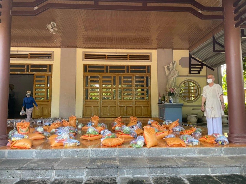 100 phần quà được tặng đến bà con bán vé số đang khó khăn tại thị trấn Dầu Giây - Ảnh: T.Q 100 phần quà được tặng đến bà con bán vé số đang khó khăn tại thị trấn Dầu Giây - Ảnh: T.Q