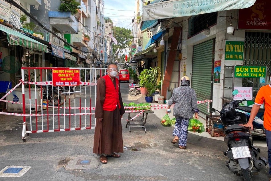 Trao quà đến người dân khu phong tỏa phòng Covid-19