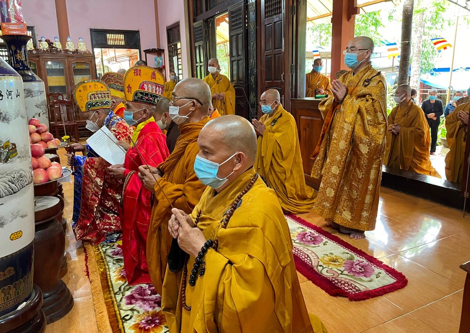 Chư tôn đức niêm hương bạch Phật Chư tôn đức niêm hương bạch Phật