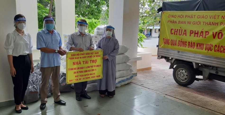Ni trưởng Thích nữ Như Thảo trao quà đến Ủy ban MTTQVN huyện Nhà Bè để tặng đến người dân Ni trưởng Thích nữ Như Thảo trao quà đến Ủy ban MTTQVN huyện Nhà Bè để tặng đến người dân