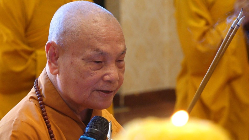 Hòa thượng Thích Thiện Nhơn niêm hương bạch Phật - Ảnh: Công Minh Hòa thượng Thích Thiện Nhơn niêm hương bạch Phật - Ảnh: Công Minh