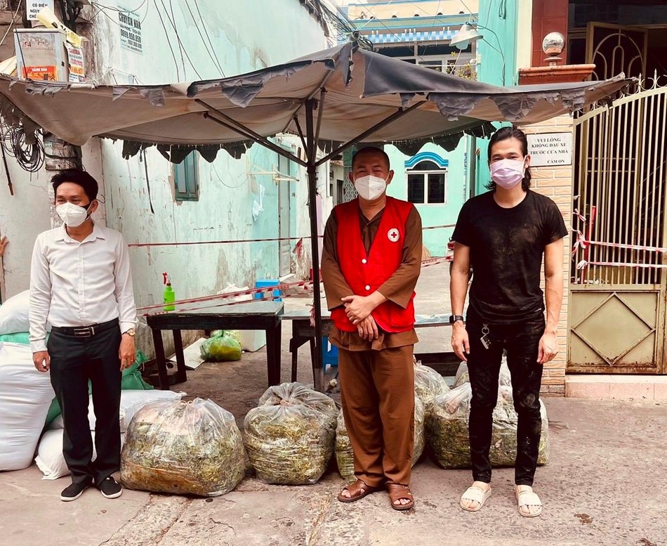 Quà, rau củ được vận chuyển đến khu cách ly hỗ trợ người nghèo Quà, rau củ được vận chuyển đến khu cách ly hỗ trợ người nghèo