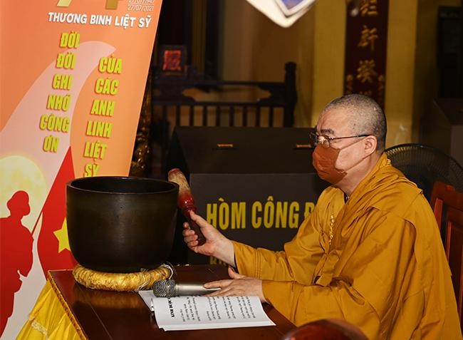 Hòa thượng Thích Thanh Nhiễu tụng kinh Dược sư cầu an, dịch bệnh sớm được tiêu trừ Hòa thượng Thích Thanh Nhiễu tụng kinh Dược sư cầu an, dịch bệnh sớm được tiêu trừ