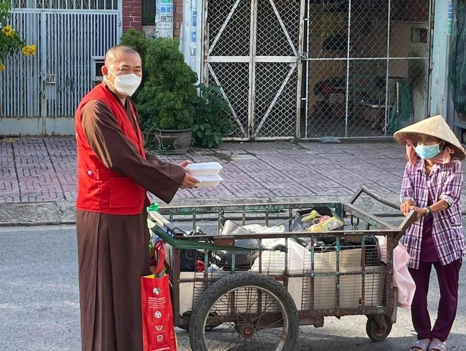 Tặng suất cơm đến người cơ nhỡ trên địa bàn quận 8 Tặng suất cơm đến người cơ nhỡ trên địa bàn quận 8