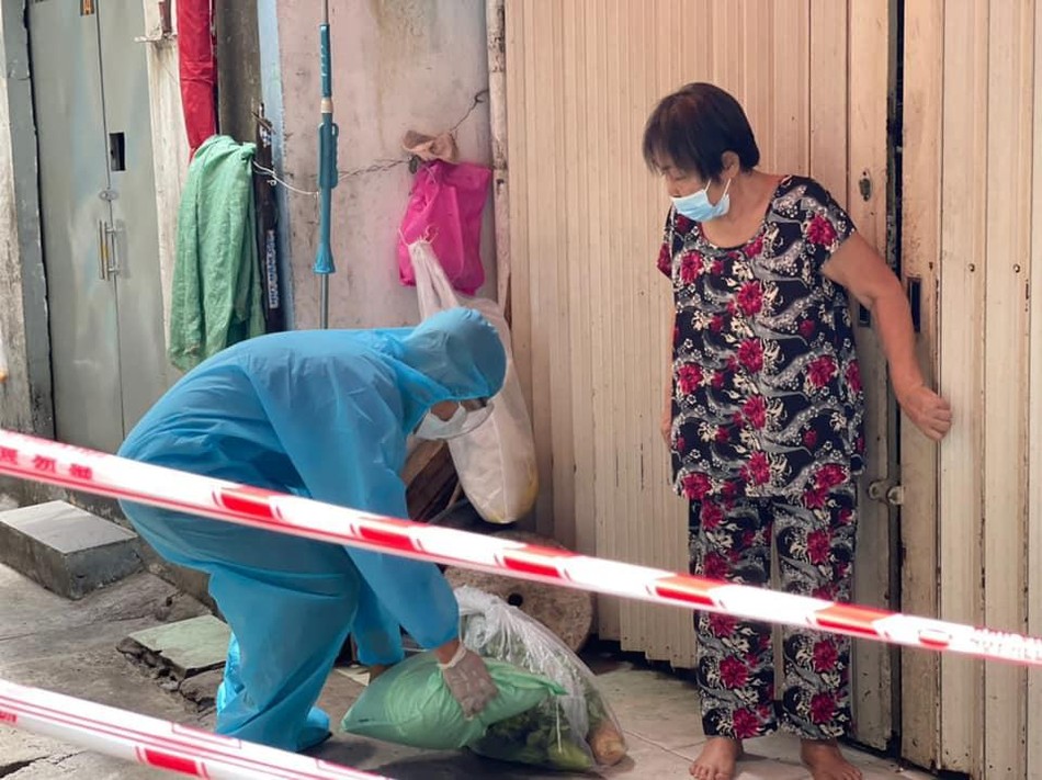 Tình nguyện viên trao quà đến những gia đình trong khu cách ly Tình nguyện viên trao quà đến những gia đình trong khu cách ly