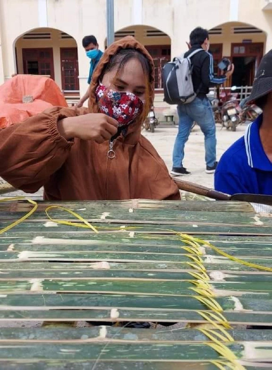 Người dân H’re ở Ba Tơ chung tay giúp những chiếc giường tre nhanh chóng được hoàn thiện Người dân H’re ở Ba Tơ chung tay giúp những chiếc giường tre nhanh chóng được hoàn thiện