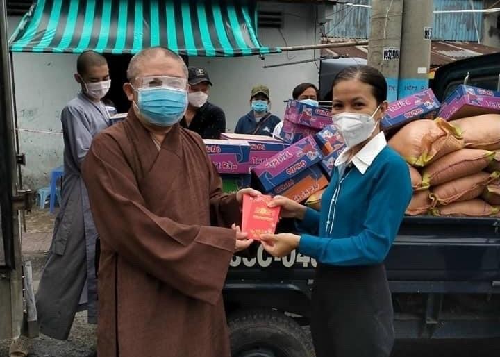 Thượng tọa Thích Chơn Trí trao quà gởi đến bà con xã Bình Hàng Trung Thượng tọa Thích Chơn Trí trao quà gởi đến bà con xã Bình Hàng Trung