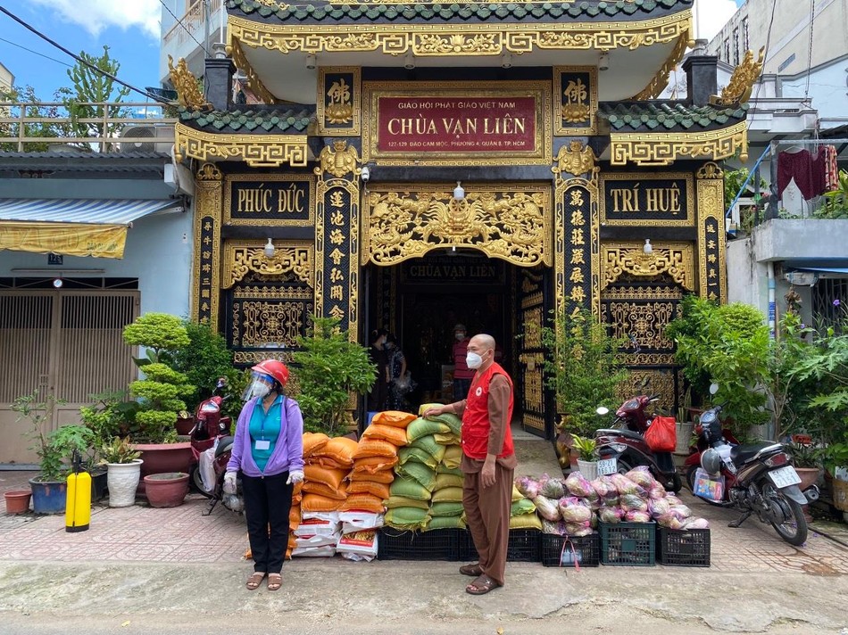 Chùa Vạn Liên tiếp tục tặng quà đến những gia đình khó khăn do Covid-19 Chùa Vạn Liên tiếp tục tặng quà đến những gia đình khó khăn do Covid-19