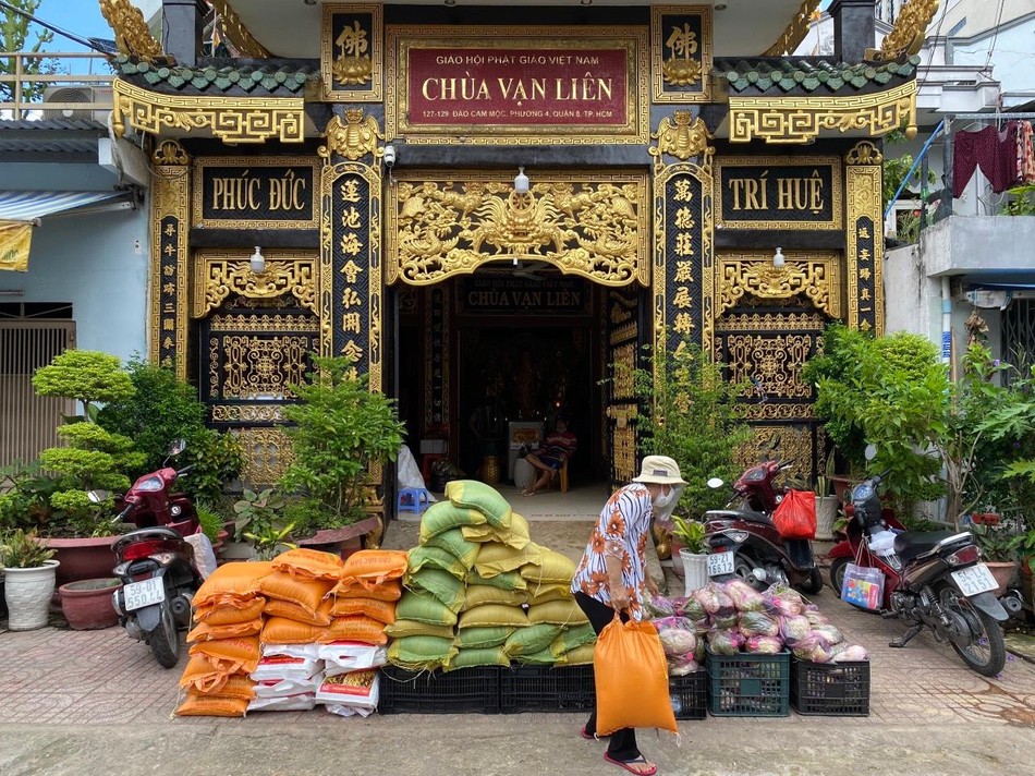 Trao tặng 100 phần quà đến hộ khó khăn do ảnh hưởng dịch Covid-19 Trao tặng 100 phần quà đến hộ khó khăn do ảnh hưởng dịch Covid-19