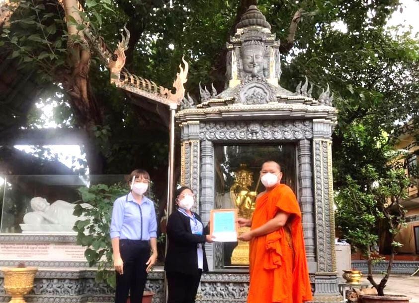 Đại đức Châu Hoài Thái đại diện chùa Candaransi trao hỗ trợ đến đến Ủy ban MTTQVN phường Tân Thới Hoà để lo hậu sự cho nạn nhân Đại đức Châu Hoài Thái đại diện chùa Candaransi trao hỗ trợ đến đến Ủy ban MTTQVN phường Tân Thới Hoà để lo hậu sự cho nạn nhân