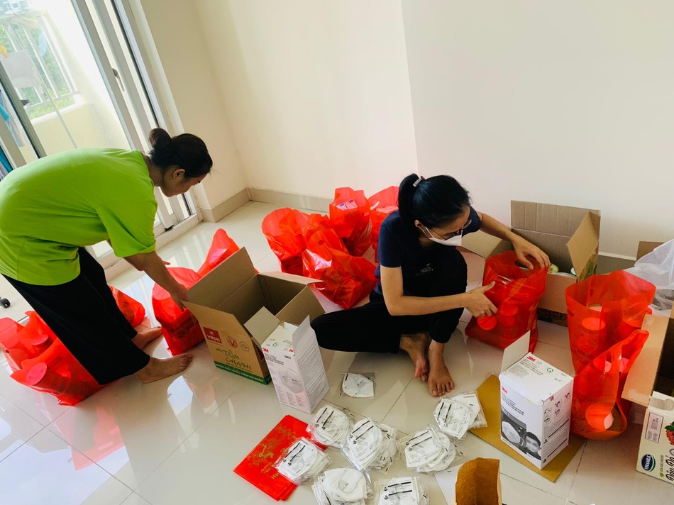 Ni sư Thích nữ Thuần Chơn gởi quà đến nhóm tình nguyện viên tại Bệnh viện Dã chiến số 12 Ni sư Thích nữ Thuần Chơn gởi quà đến nhóm tình nguyện viên tại Bệnh viện Dã chiến số 12