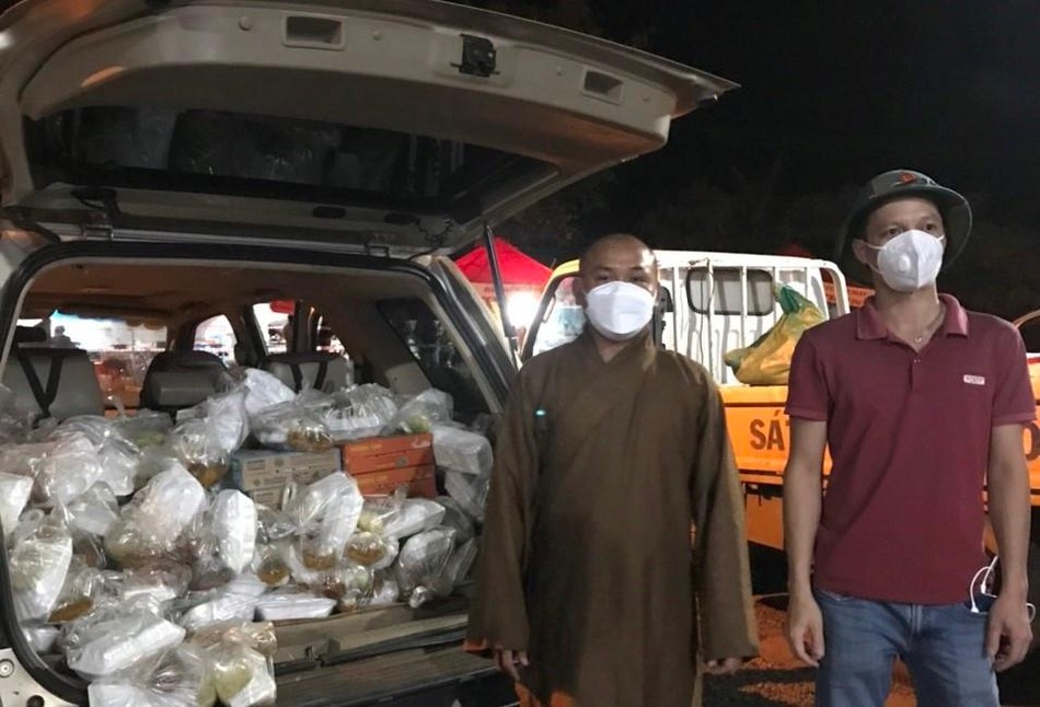 Đại diện Ban Trị sự Phật giáo tỉnh chuẩn bị suất cơm đến người trên đường hồi hương Đại diện Ban Trị sự Phật giáo tỉnh chuẩn bị suất cơm đến người trên đường hồi hương