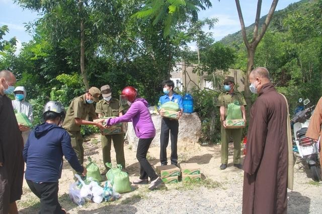 80 phần quà được trao tặng đến bà con khu cách ly 80 phần quà được trao tặng đến bà con khu cách ly