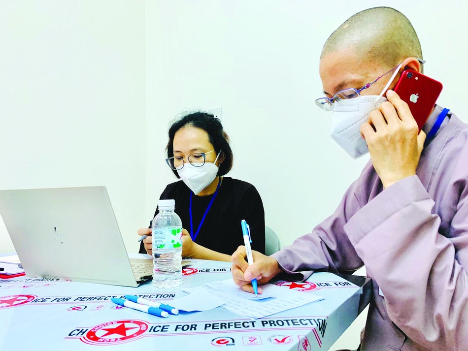 Sư cô Thích nữ Nhuận Bình tại Bệnh viện Dã chiến thu dung số 12 Sư cô Thích nữ Nhuận Bình tại Bệnh viện Dã chiến thu dung số 12
