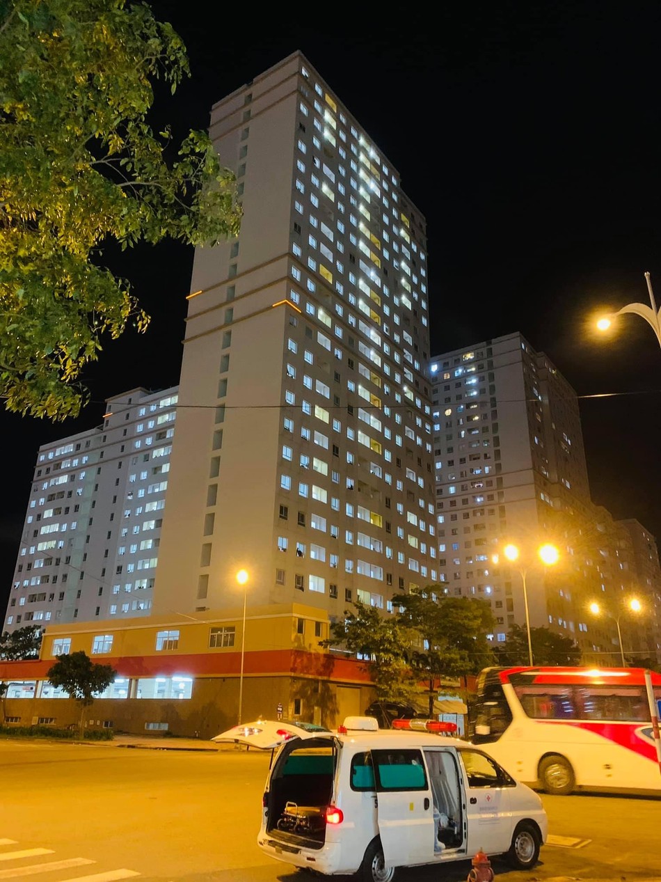 Nơi tuyến đầu, ngày cũng như đêm, xe cấp cứu chạy liên hồi Nơi tuyến đầu, ngày cũng như đêm, xe cấp cứu chạy liên hồi