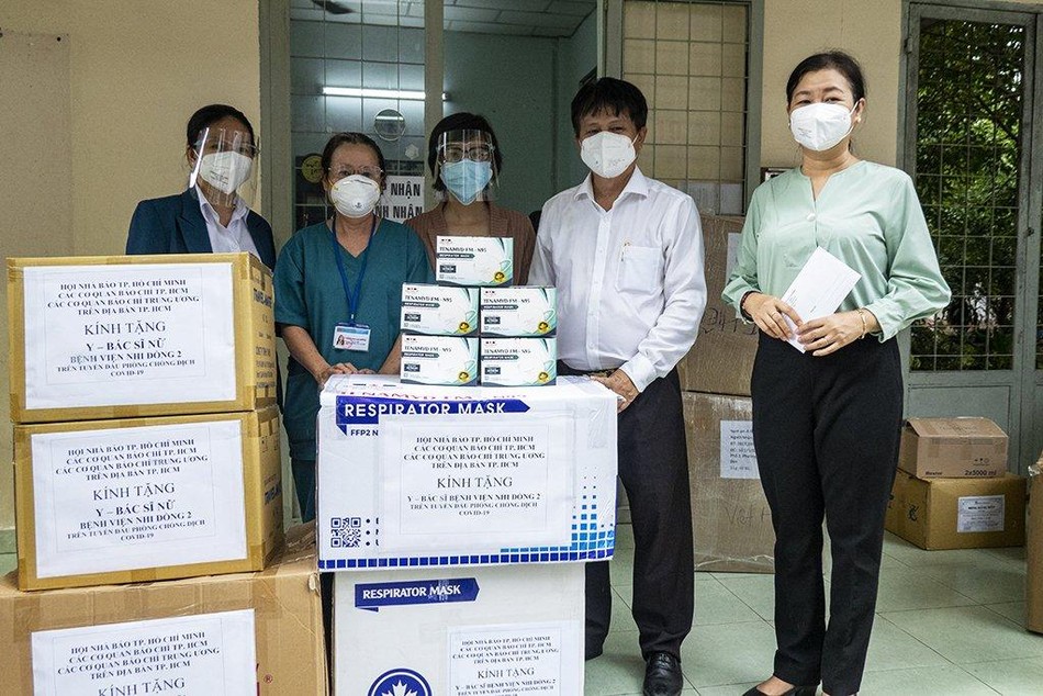 Hội Nhà báo TP.HCM trao quà đến đại diện Bệnh viện Nhi Đồng II - Ảnh: HNB TP Hội Nhà báo TP.HCM trao quà đến đại diện Bệnh viện Nhi Đồng II - Ảnh: HNB TP