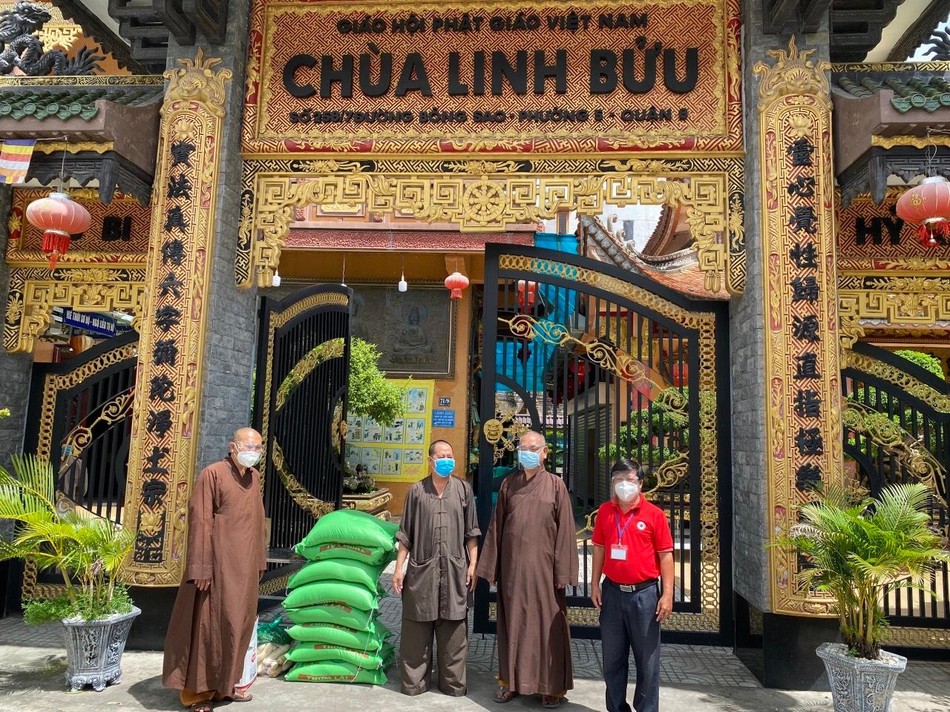 Ban Trị sự Phật giáo quận 8, chùa Vạn Liên cúng dường đến chùa Linh Bửu Ban Trị sự Phật giáo quận 8, chùa Vạn Liên cúng dường đến chùa Linh Bửu