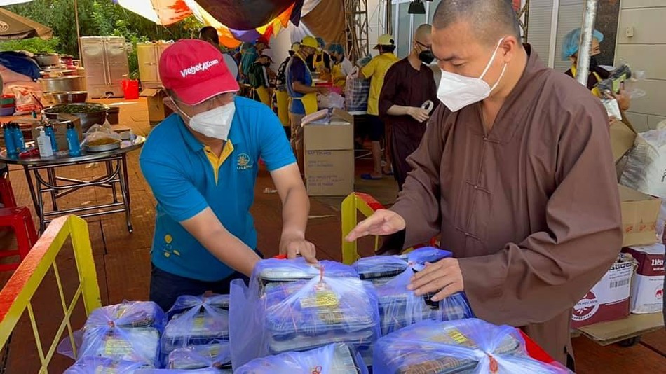 Các suất cơm được chuẩn bị chuyển đến các nơi - Ảnh: T.N Các suất cơm được chuẩn bị chuyển đến các nơi - Ảnh: T.N