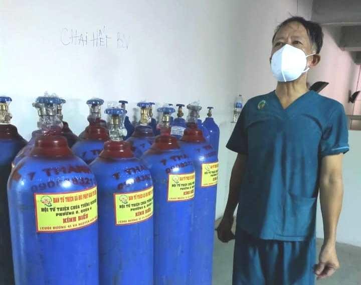 Bình oxy được trao tặng đến hai bệnh viện dã chiến phục vụ bệnh nhân F0 - Ảnh: T.N Bình oxy được trao tặng đến hai bệnh viện dã chiến phục vụ bệnh nhân F0 - Ảnh: T.N